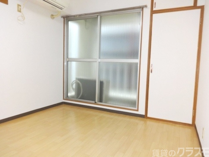 居室・リビング　収納付きの洋室です☆