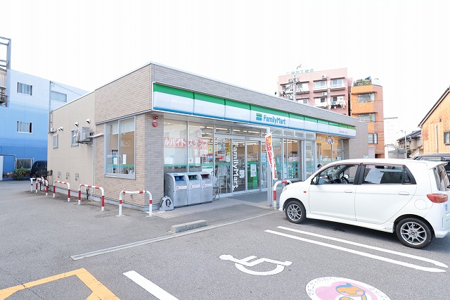 コンビニ　ファミリーマート（コンビニ）まで656m