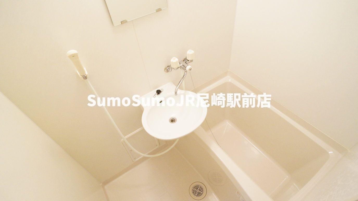 バス・シャワールーム　落ち着いた空間のお風呂です