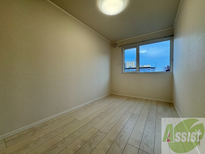 その他部屋・スペース　こちらのお部屋は光が差し込む、温かみのあるお部屋です。