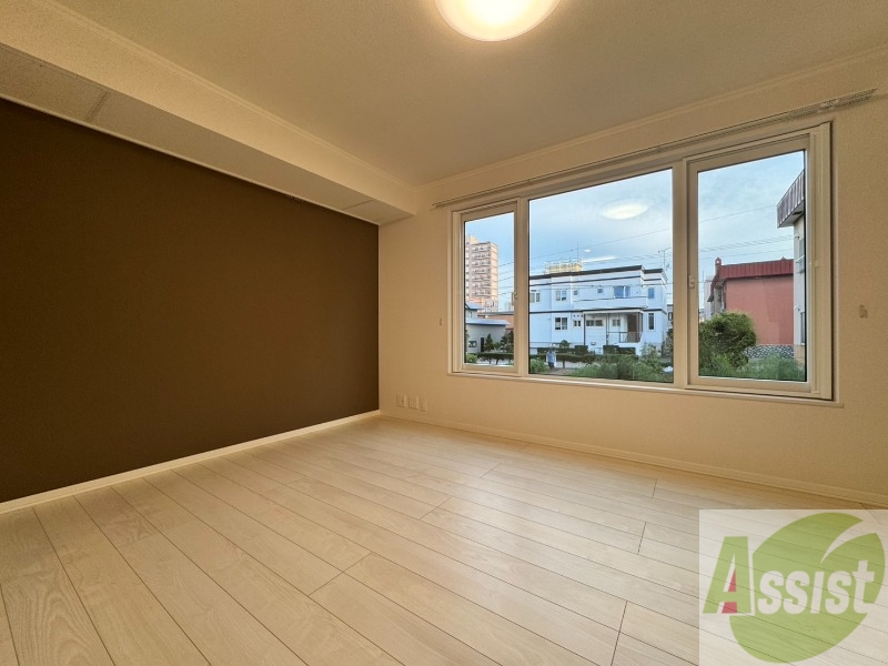 居室・リビング　木目のフローリングは落ち着きのある印象のお部屋になりますね。