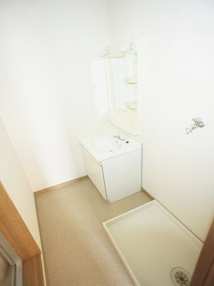 洗面設備　洗面化粧台と洗濯機置き場があります♪