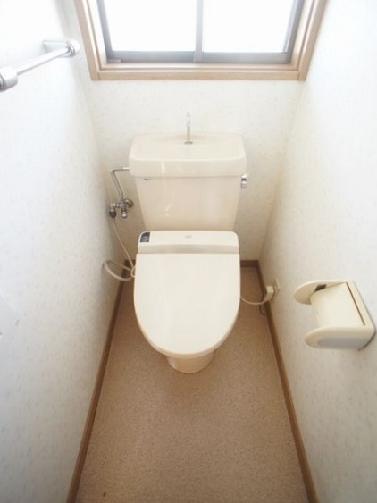 トイレ　温水洗浄暖房便座機能付きです♪