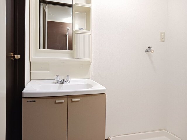 洗面設備　明るい洗面所です