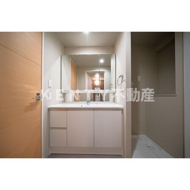 洗面設備　明るい洗面所です