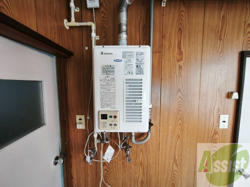 その他設備　給湯器はシンプルな作りで簡単に操作できそうです。
