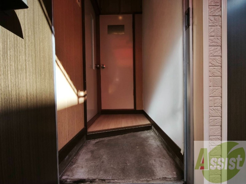 玄関　玄関の様子です。広い洋室にすぐ繋がっています。