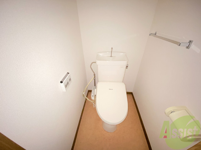 トイレ　おトイレには便利なウォッシュレットが付いています。