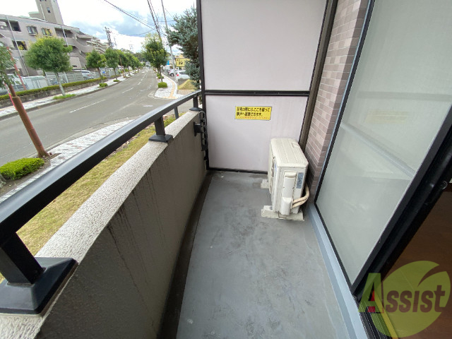 バルコニー　バルコニーは洗濯物を干すには十分な広さです。