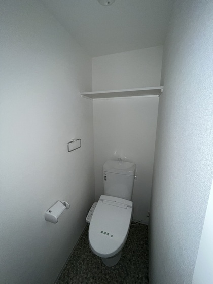 トイレ　※掲載写真は同マンション参考写真となります。現状と相違する場