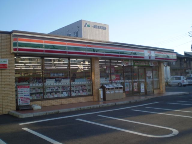 コンビニ　セブンイレブン（コンビニ）まで200m