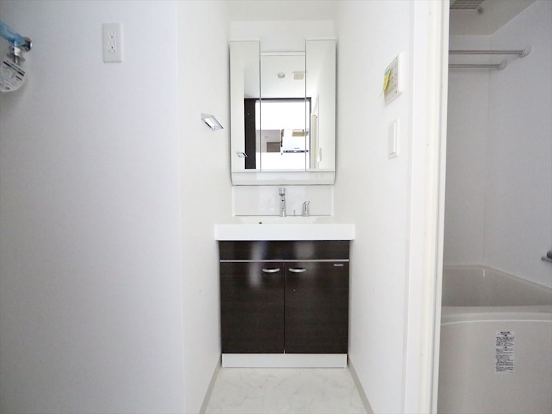 洗面設備　脱衣所　独立洗面台（シャンプードレッサー付）収納スペース有