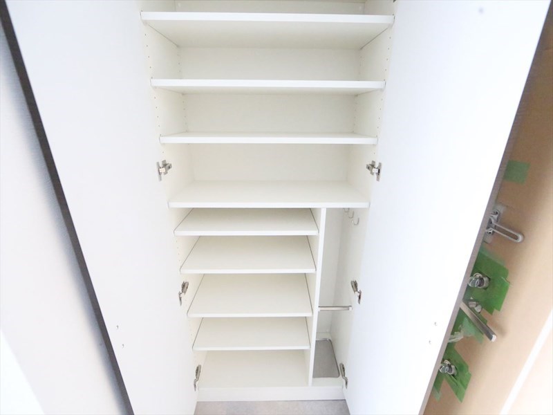 玄関　玄関　シューズボックス付（収納充実してます）