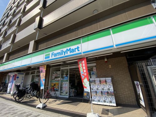 コンビニ　ファミリーマート（コンビニ）まで130m