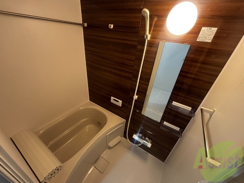 バス・シャワールーム　浴室は広めなのでゆったり落ち着けそうですね。