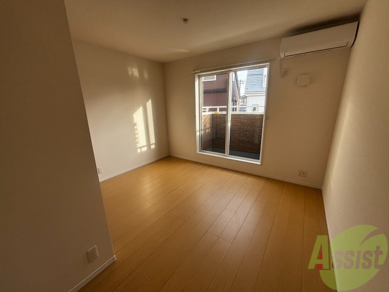 その他部屋・スペース　寝室になりそうな洋室です。シンプルで落ち着きますね