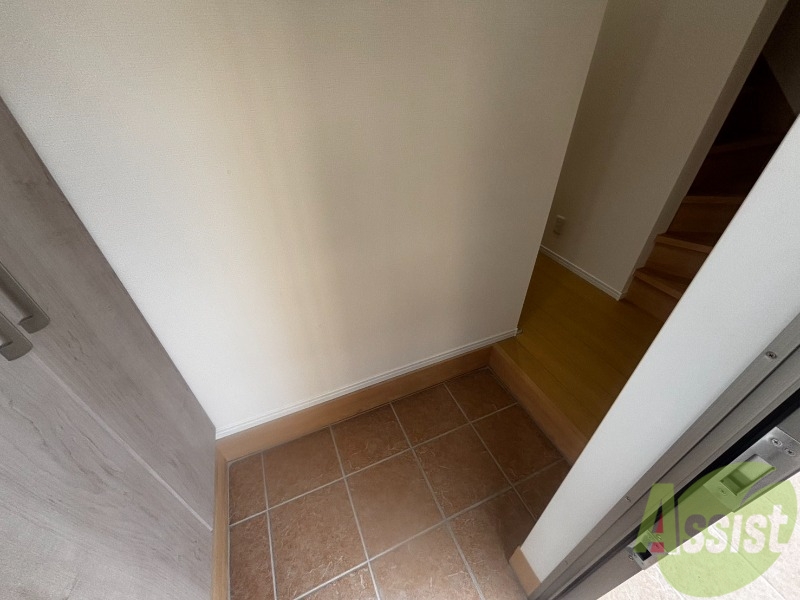 玄関　玄関からの様子です。すぐ部屋が見えないのは安心ですね。