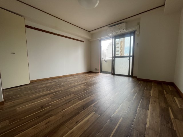 居室・リビング　同物件、別号室のものです。