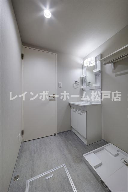 洗面設備　ゆったりとスペースのある洗面所