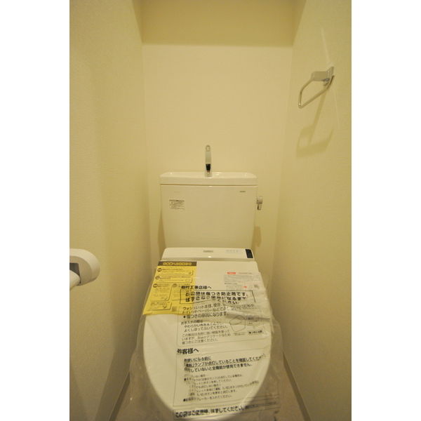 トイレ　ウォシュレット付き。