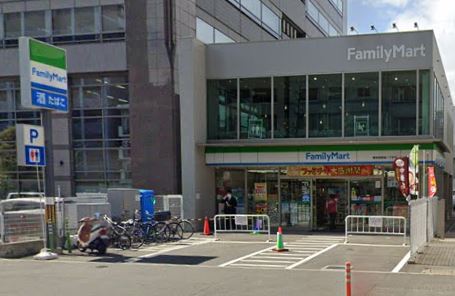 コンビニ　ファミリーマート（コンビニ）まで786m