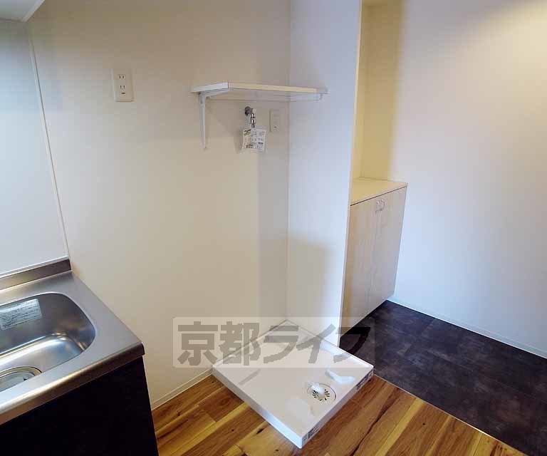 その他設備　冷蔵庫横の室内洗濯機置場です。