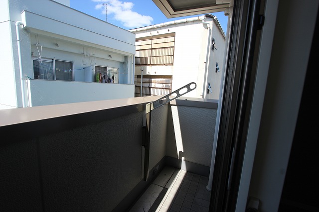 バルコニー　同物件別号室の写真です。