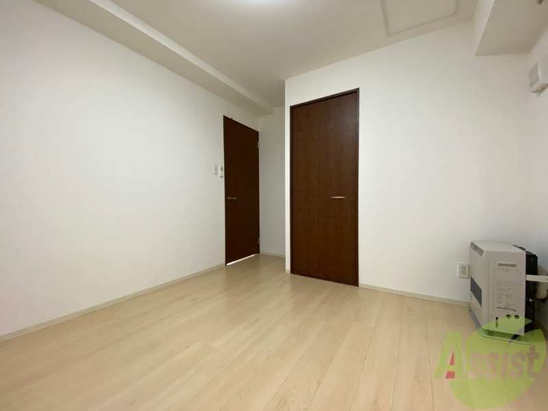 その他部屋・スペース　寝室はこちらです。光が差し込む、温かみのあるお部屋です。