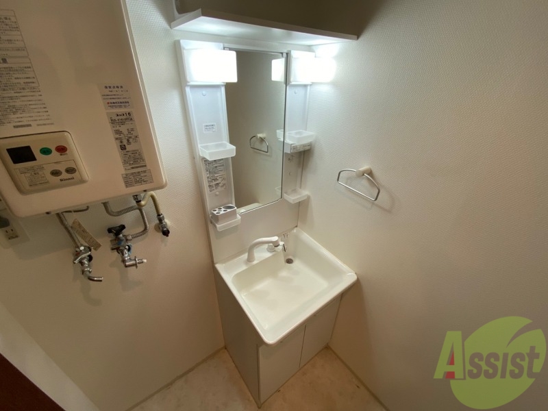 洗面設備　独立洗面台です。大きくてよいですね。シャンプーもできます。