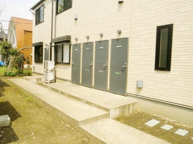 エントランス　★敷地内も広く共有スペースもあります★