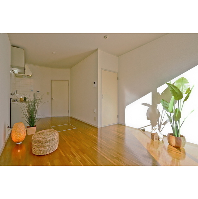 居室・リビング　光が差し込むリビングで家族団らんのひと時