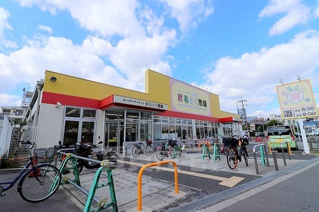 スーパー　イズミヤ　まるとく市場井高野店（スーパー）まで874m