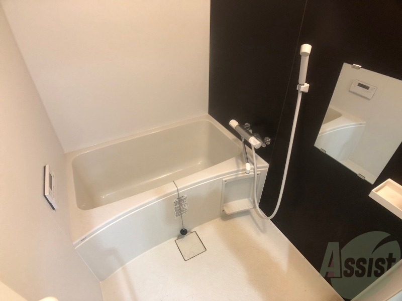 バス・シャワールーム　お風呂です。広々したバスでゆっくりくつろげます。