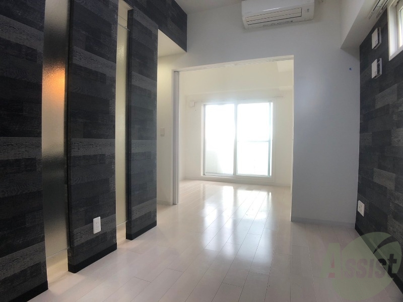 居室・リビング　フローリングと壁のカラーがお洒落な雰囲気ですね！