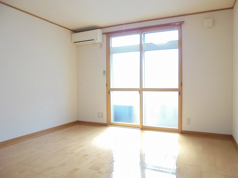 居室・リビング　バルコニーは南西向き！居室は洋室8帖フローリング(^^♪