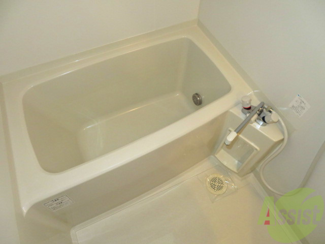 バス・シャワールーム　バスルームは狭すぎず、シャワーも浴びやすそうです。