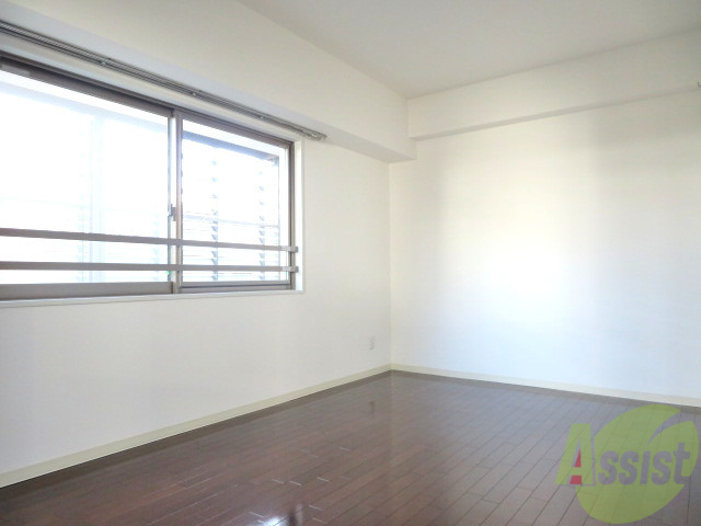 居室・リビング　８帖の洋室です。広々として、きれいですね。