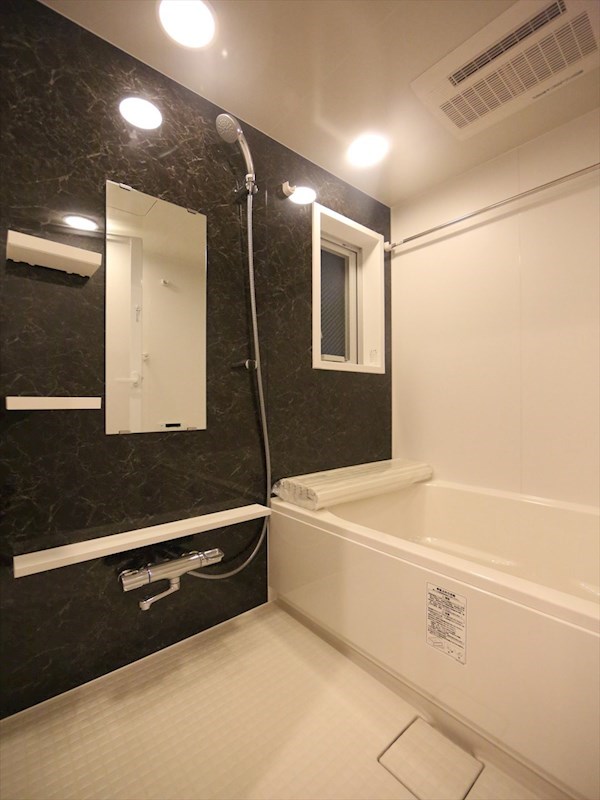 バス・シャワールーム　浴室暖房乾燥機付　追い焚き・オートバス機能付お風呂