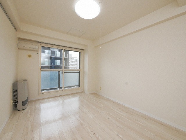 居室・リビング　◆西18丁目駅徒歩1分の好立地！◆アクセントクロスがオシャレ