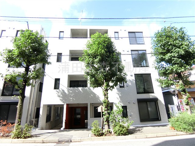 建物外観　2021年6月築　RC鉄筋コンクリート造地上4階建て総戸数1