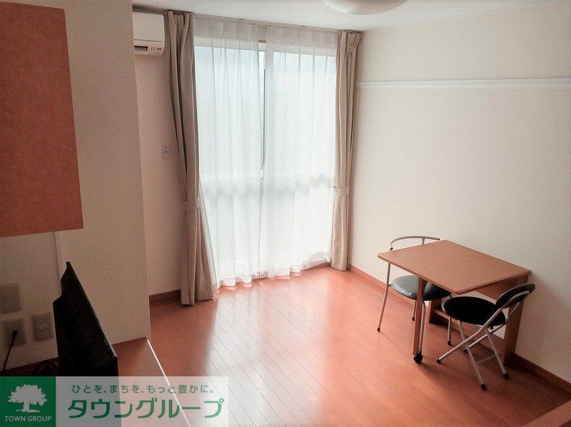 居室・リビング　1階はフローリング、2階はじゅうたんです。