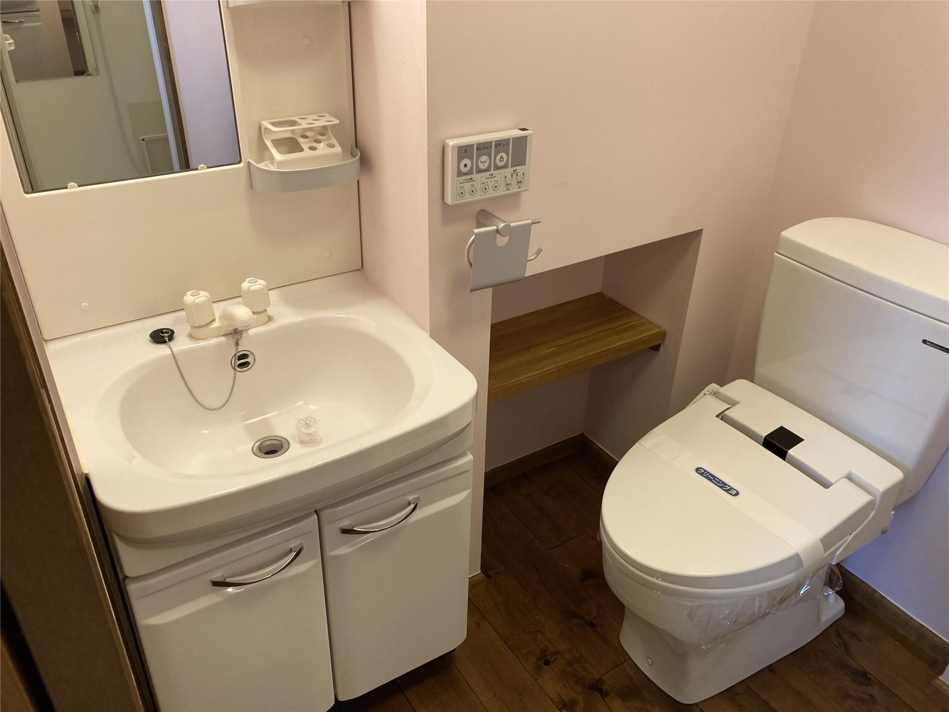 洗面設備　身支度に便利なシャンプードレッサー付きです