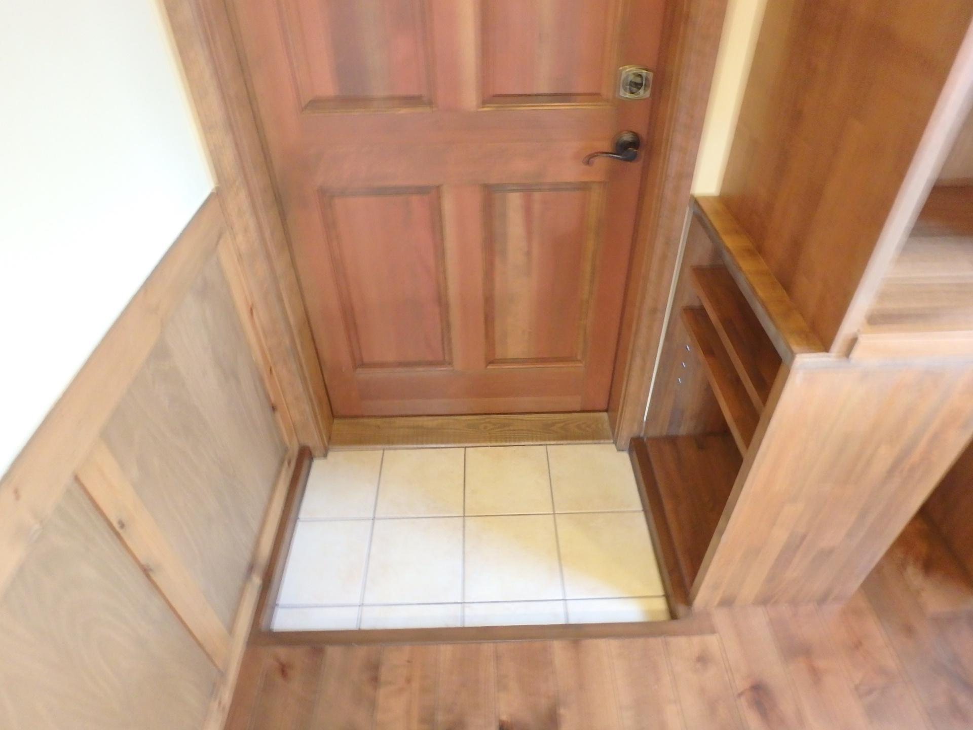 玄関　棚の高さが変えられるシューズボックス付きです