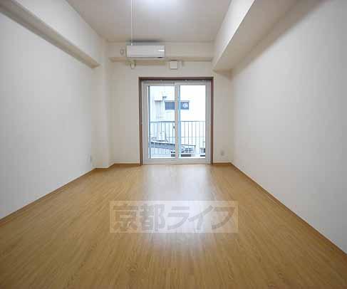 居室・リビング　天井も高い。室内も広々しております。