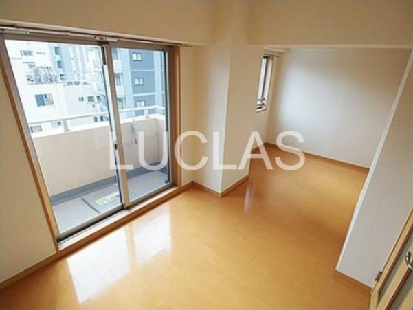 居室・リビング　落ち着いた色味の床材がくつろぎ空間を演出♪