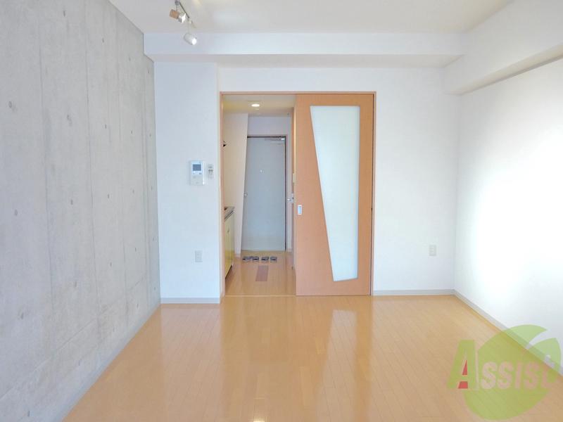 居室・リビング　人気のデザイナーズマンションです。８．８帖のリビングです。