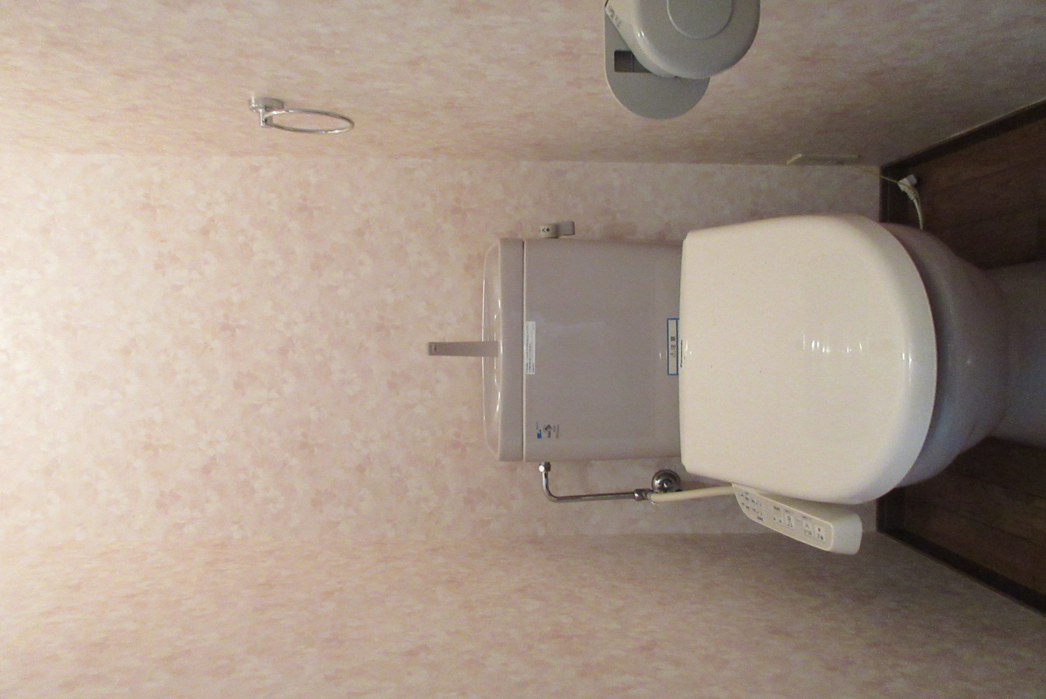 トイレ　温水暖房便座です