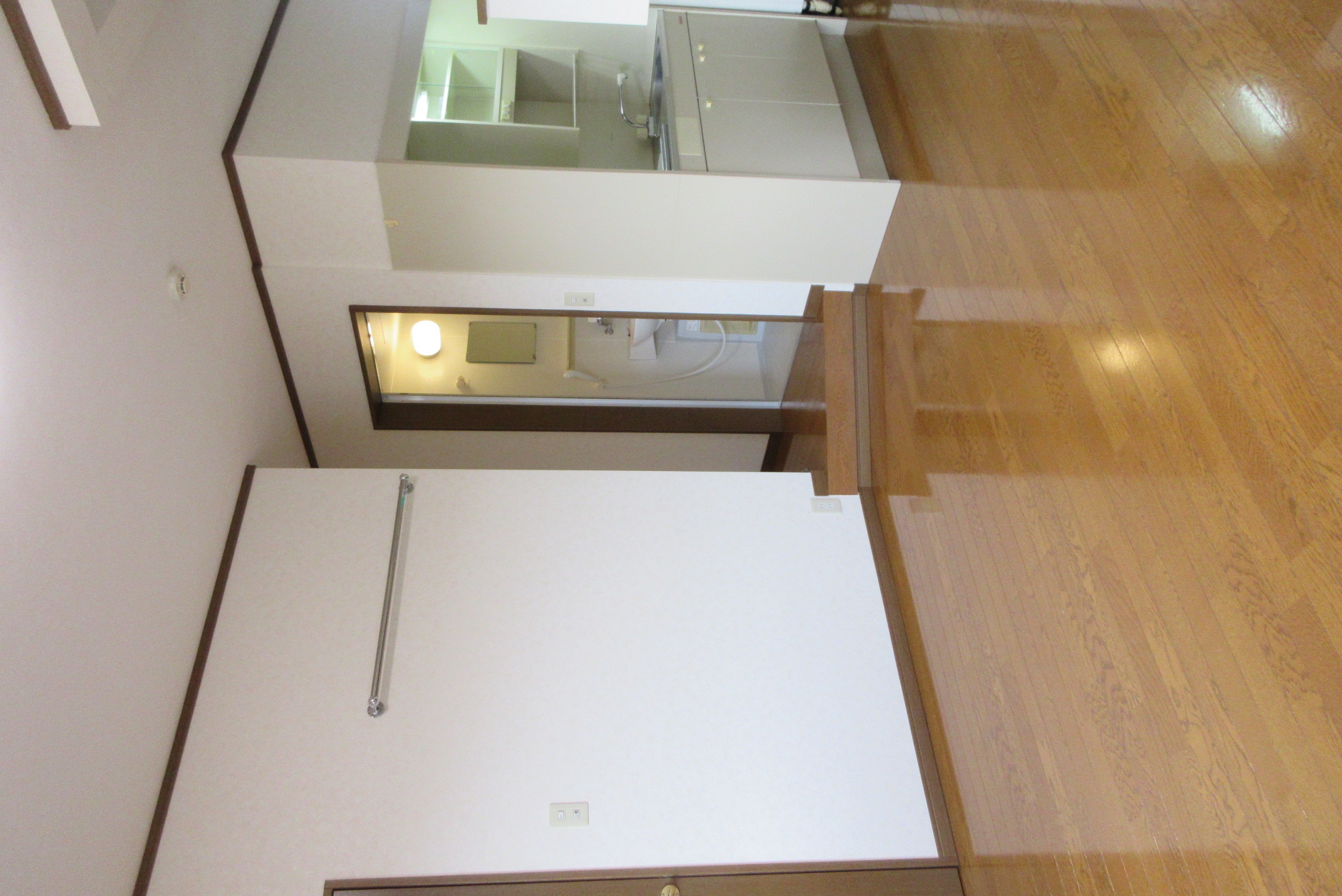 その他設備　壁にはお洋服をかけるフックもございます