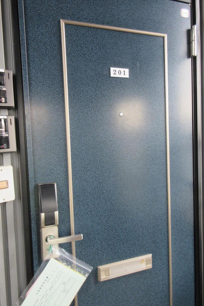 エントランス　鍵はテンキーロックです