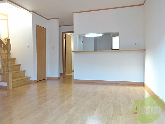 居室・リビング　家族が自然と集まるリビングは広々１３．５帖。みんなで寛げます